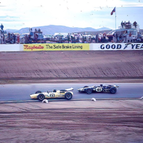 Un moment  en tête devant Dan Gurney...